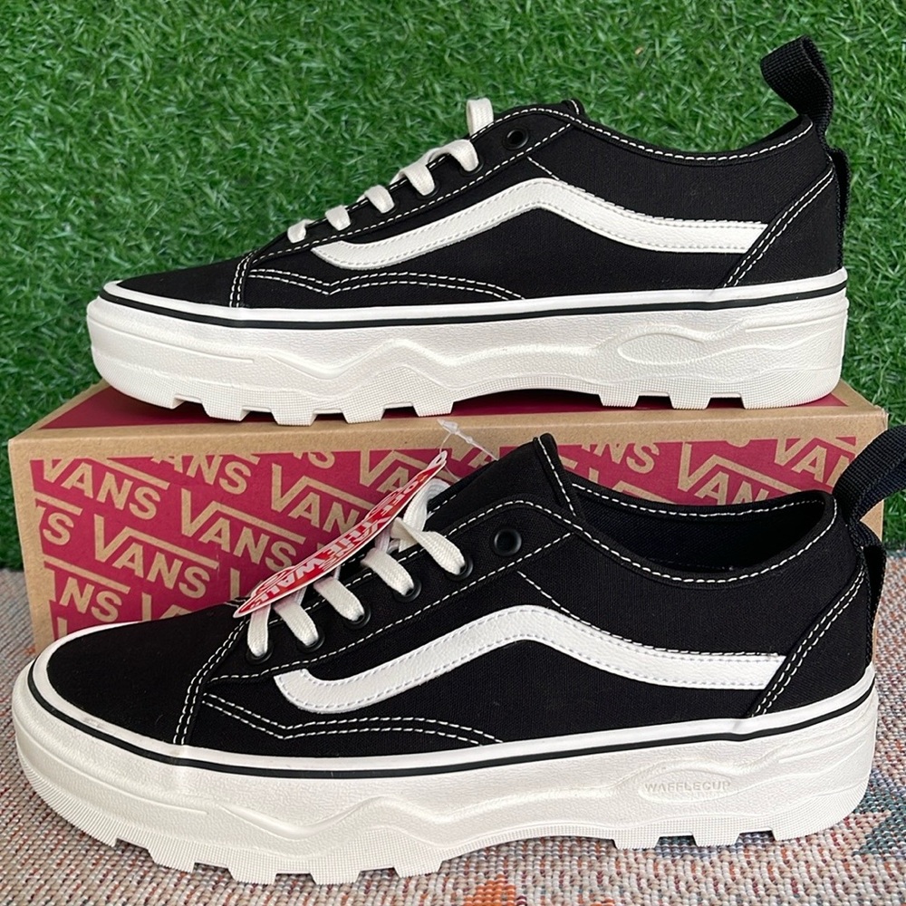 Vans Men’s Sentry Old Skool (Canvas) Black/Marshmallow
VN0A5KR3VQE
Sneakers - Picture 2 of 16